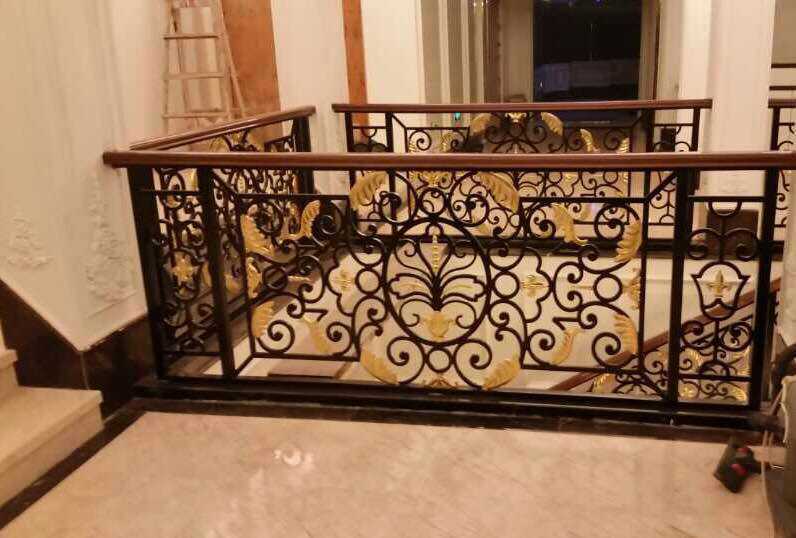 订做铁艺楼梯扶手室内铁艺阳台栏杆手工锻打铁艺扶手出口生产厂家