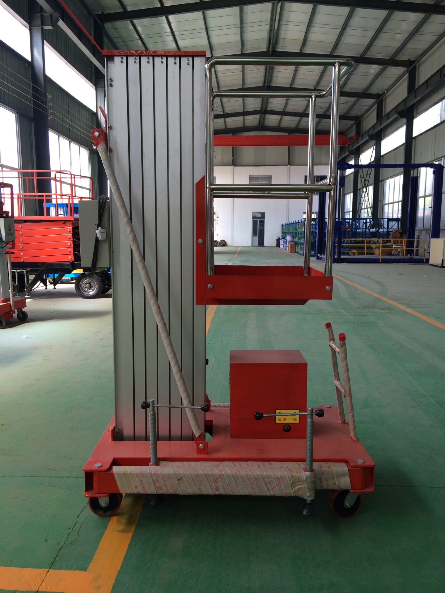 单桅柱铝合金升降平台:由单桅柱支撑作业平台,是最早出现的铝合金升降