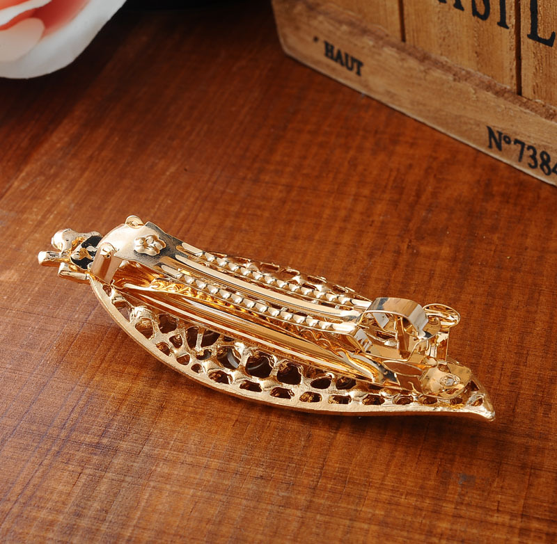 Silver pointed spike labret stud material detail