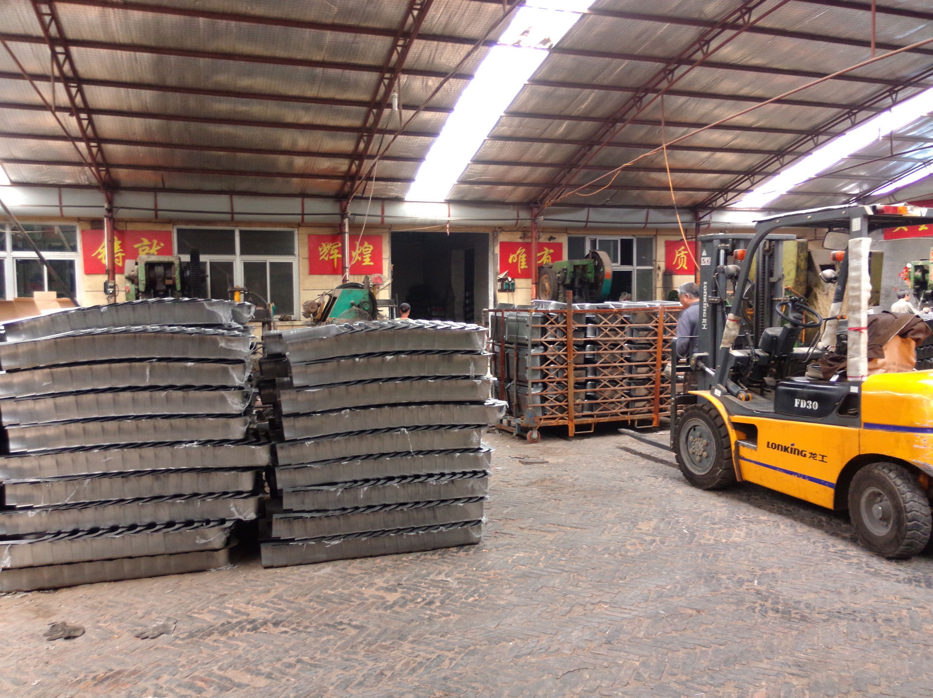 厂家直销:课桌椅配件 课桌升降滑道 课桌抽屉