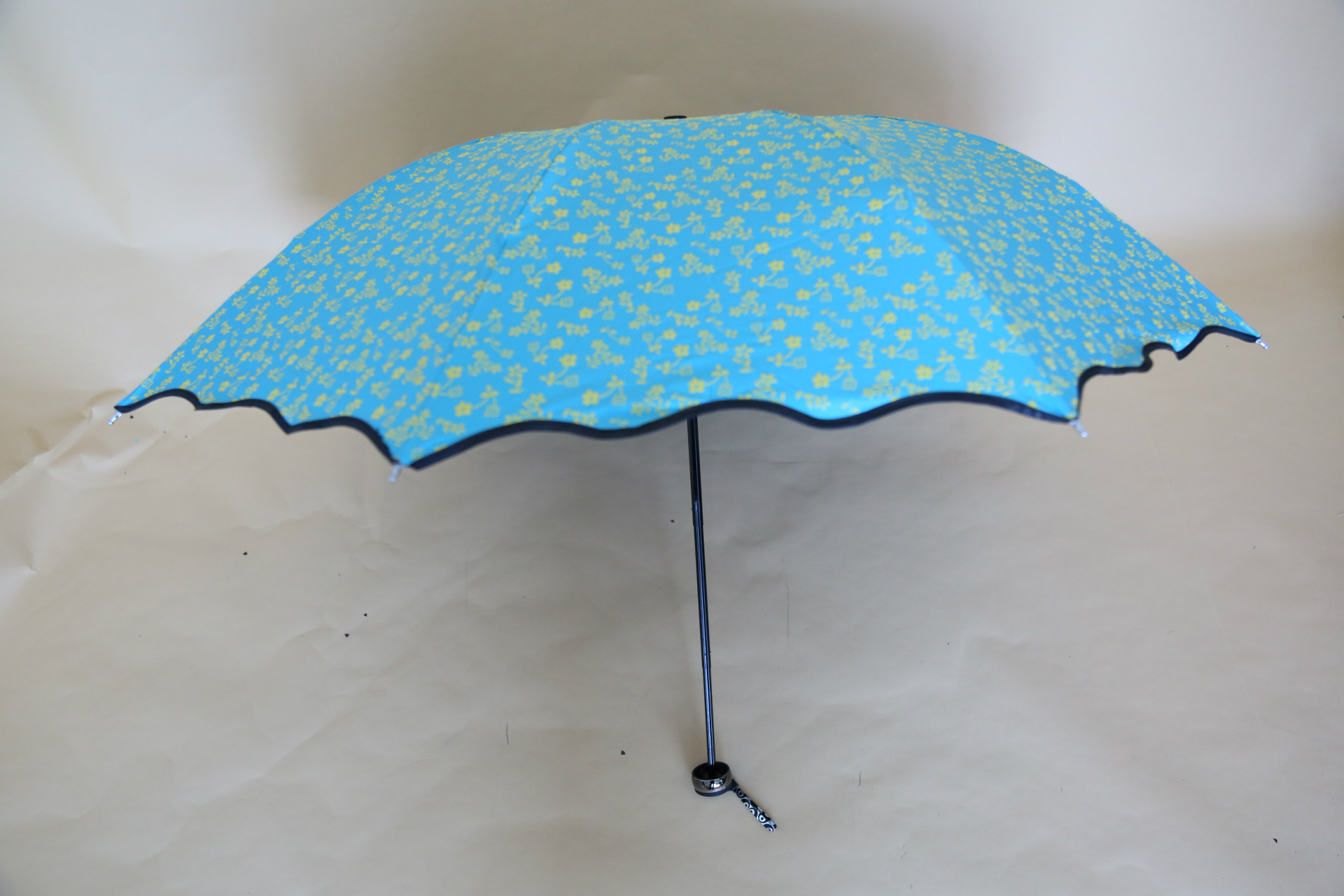 新款创意尼龙布小黑伞超强防紫外线 三折遮太阳雨折叠广告伞批发