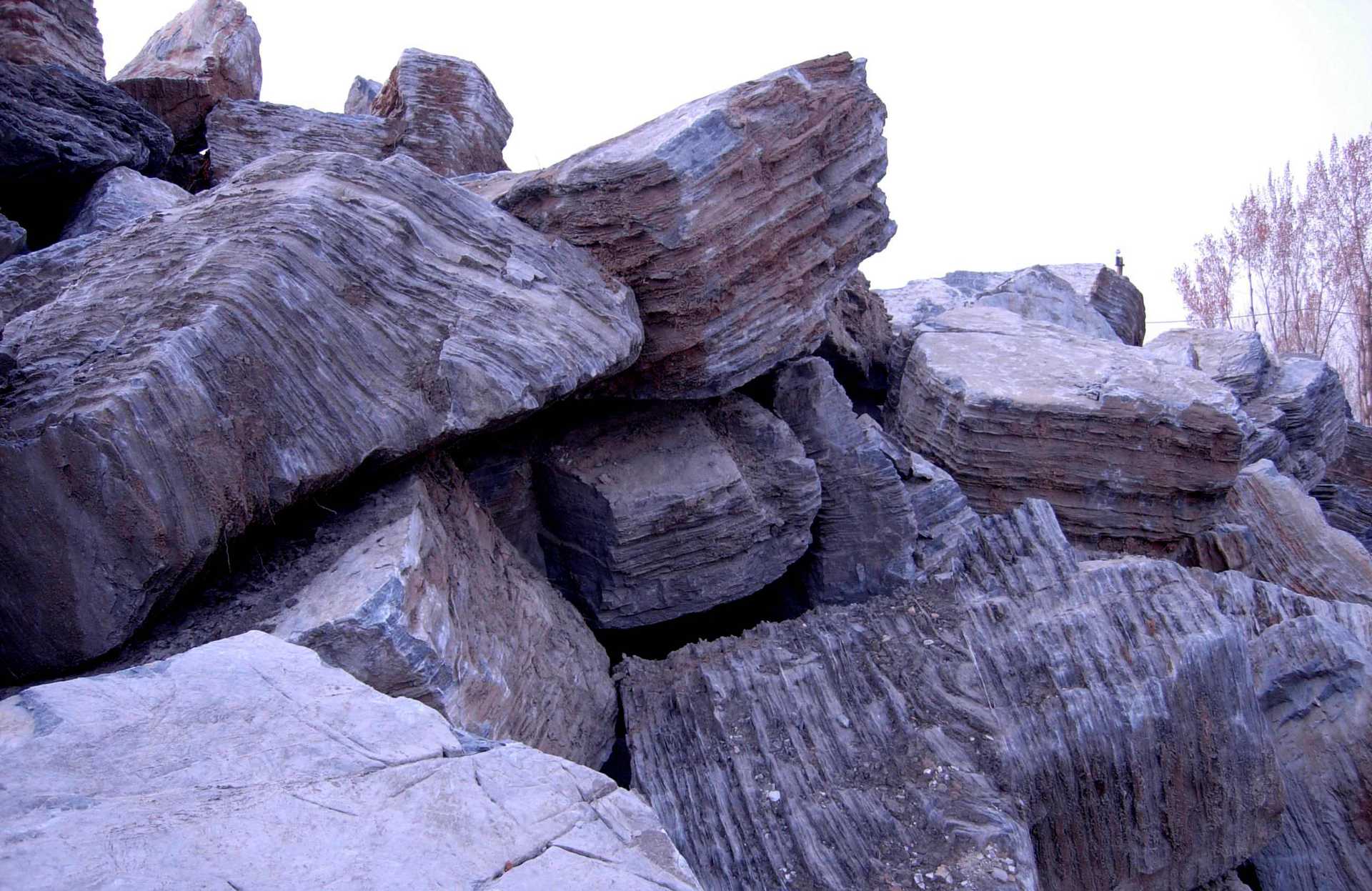 【促销批发】正宗青灰色千层石假山石 供应千层石自然园林景观石