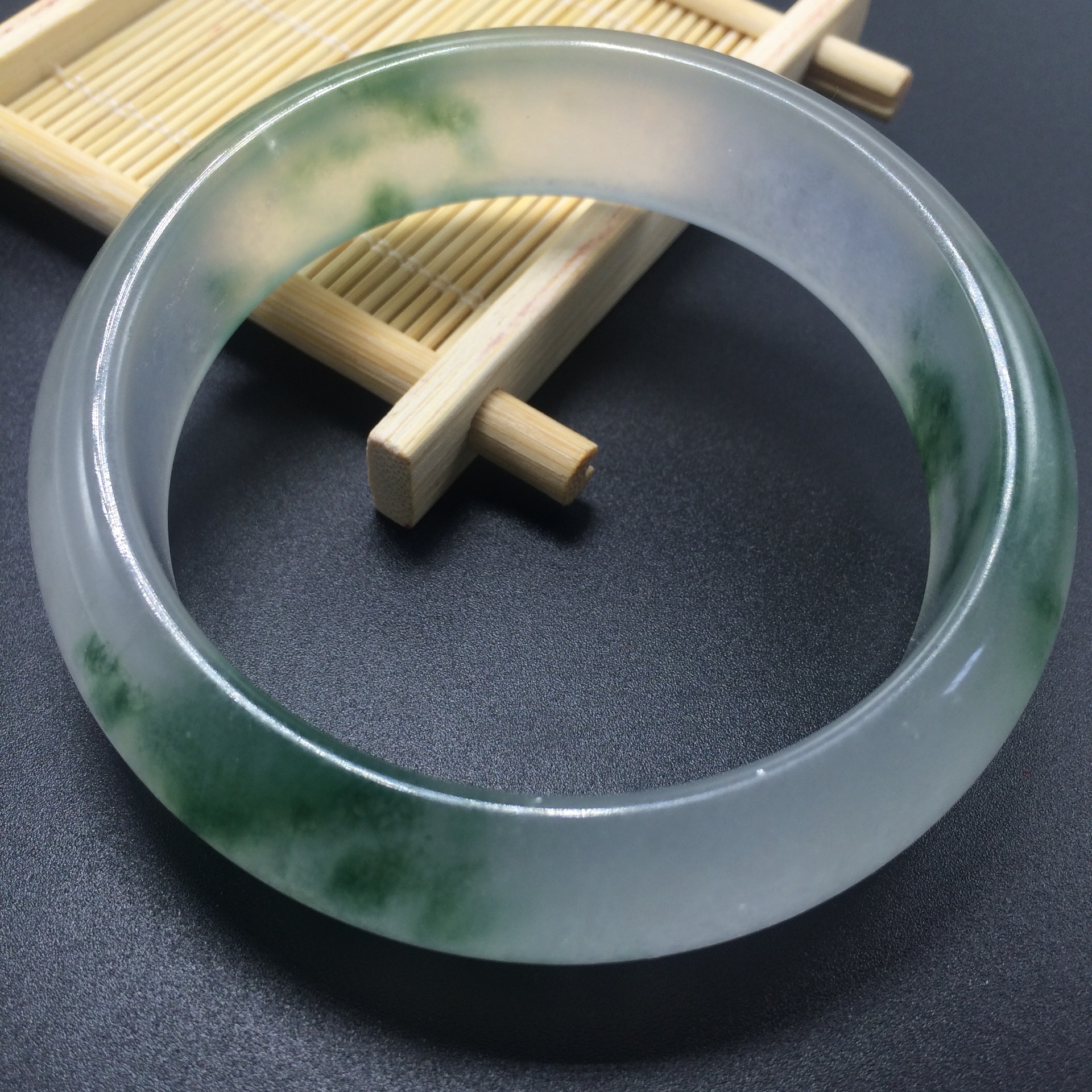 镇平玉龙坊天然石英岩手镯 淡灰绿色飘花玉镯镯子 厂家直销-阿里巴巴