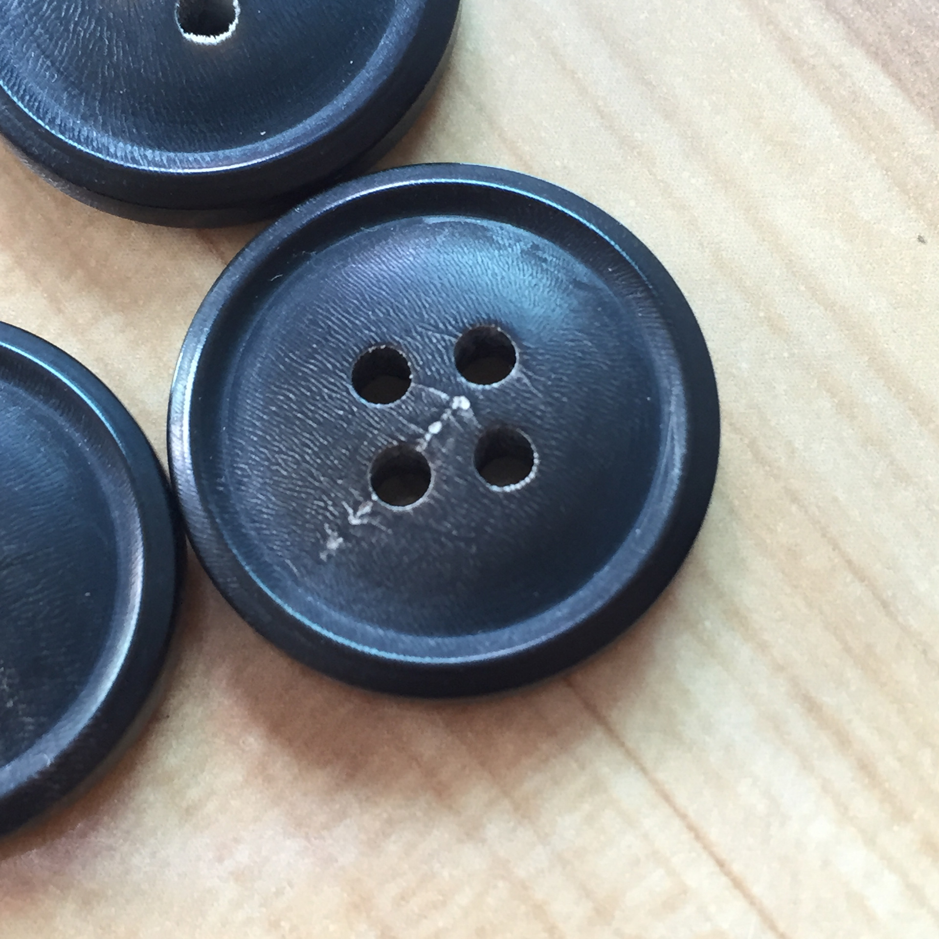 厂家直销 四眼 真牛角扣 高档西服 风衣纽扣 可定制