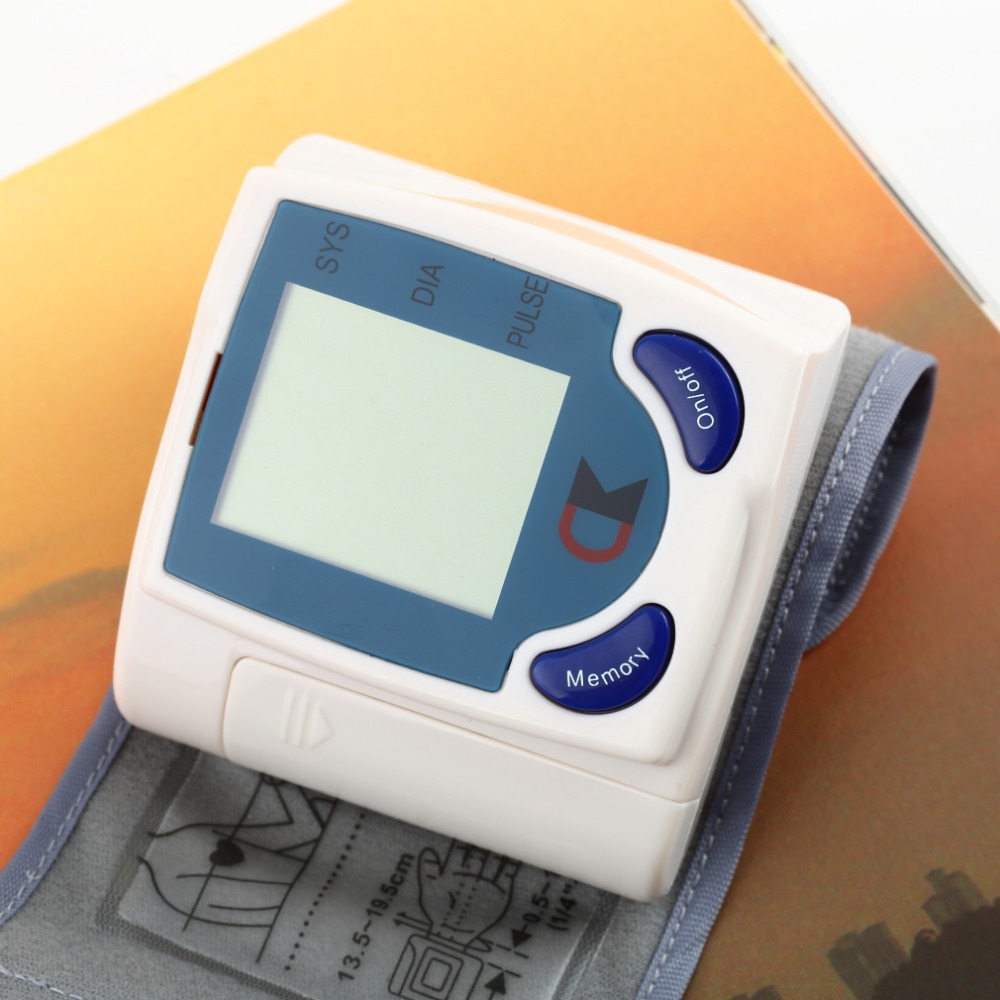 批发外贸英文电子血压计手腕式ce认证血压仪wrist blood pressure