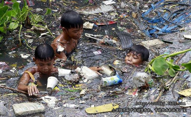污染丨一群小孩在垃圾河里玩水,但背后的原因让人震惊!