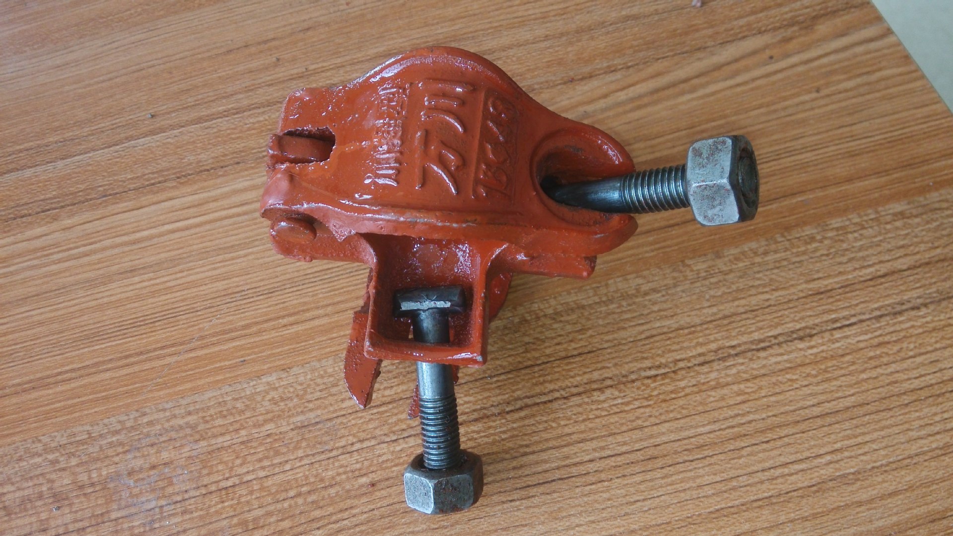 兆明玛钢主导产品为十字扣件(直角扣件),连接扣件,旋转扣件等各种建筑