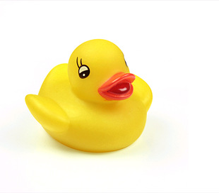 led闪光小黄鸭 搪胶七彩儿童洗澡玩具防水 新奇特遇水发光小黄鸭