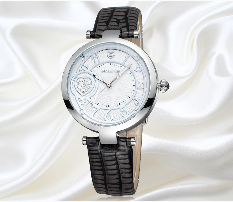 黑色260101 红色260102 土黄色260103 机芯:进口石英机芯 表头:不锈钢