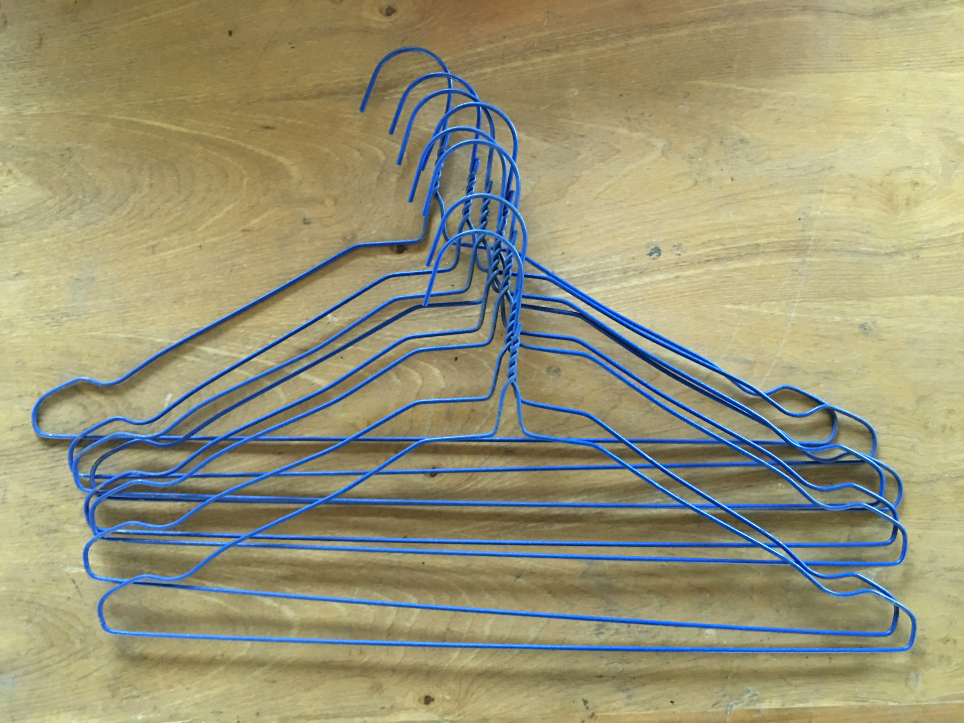 5mm蓝色磨砂喷塑衣架金属丝衣架干洗店一次性衣服挂铁丝衣架
