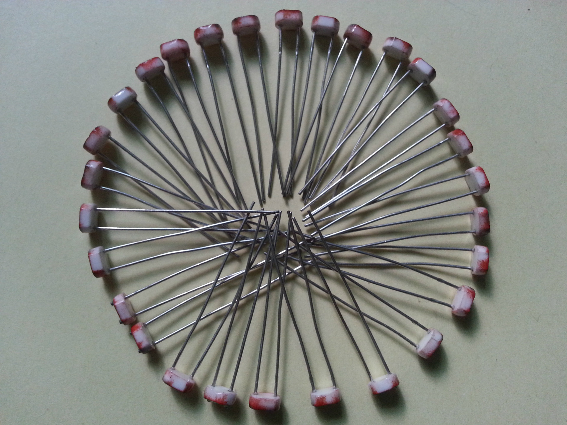 cds光敏电阻5549 亮阻值40-120kΩ 暗阻值10m 光敏传感器 可切脚