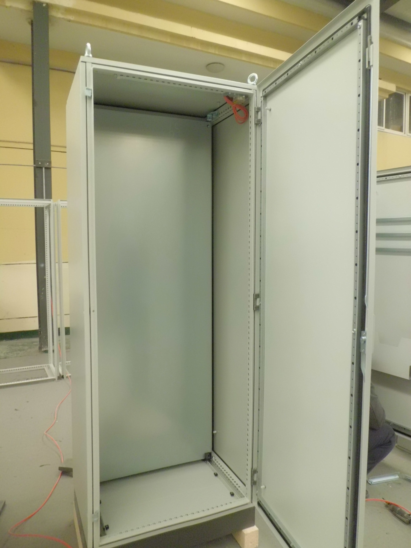 材料:冷轧钢板 防护等级:ip56 技术要求: 框架上密布25mm间距模数孔