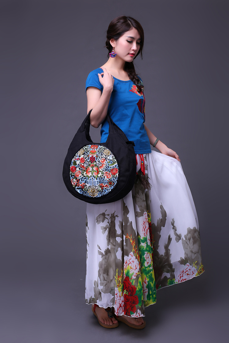 优雅而时尚,民族韵味十足,虽然是民族风包,我们的包设计理念是以百搭