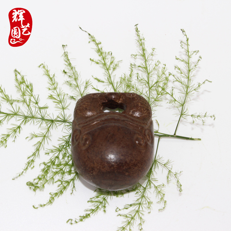 厂家直销 文玩印度沙沉木越南黑木皮黑手把件 地摊畅销挂件木鱼
