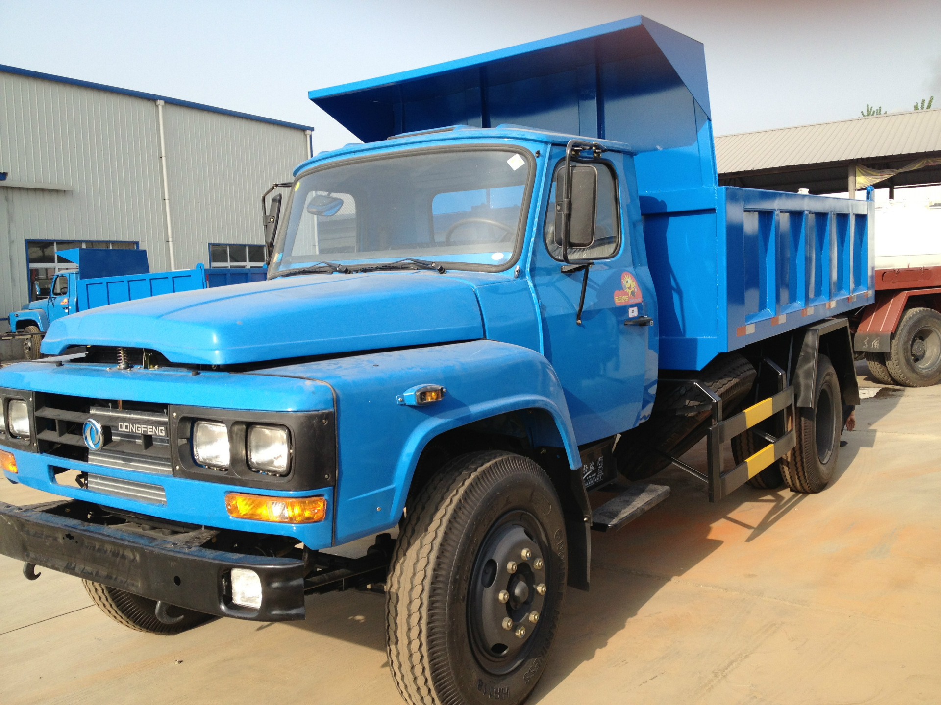 供应新款东风140尖头自卸式垃圾车图片大全,密封自卸式垃圾车