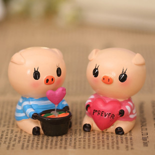 love猪 小猪家用摆件 爱心猪 q版树脂可爱卡通汽车装饰品批发大猪