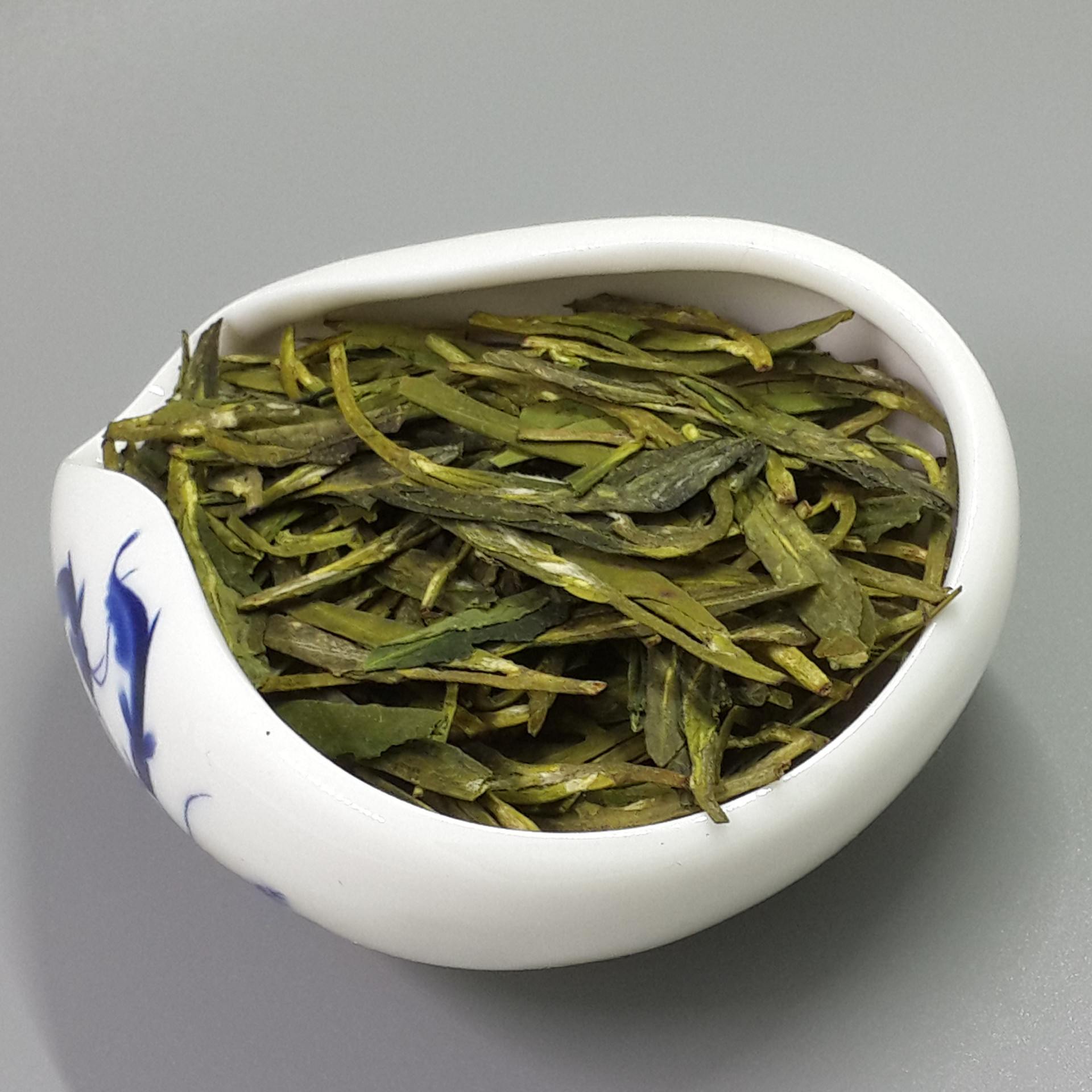 产品照"授权生产销售单位——"越乡龙井嵊州市鸿渐茶叶专业合作社询盘