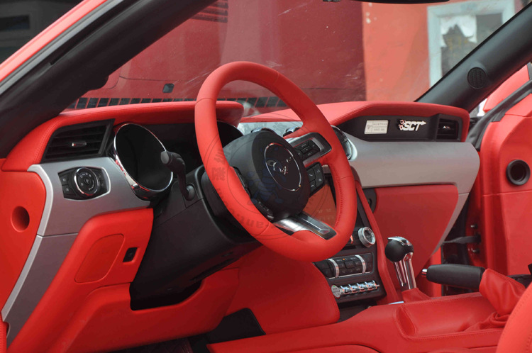 野马全红色内饰改装真皮座椅 注定这匹马不温驯