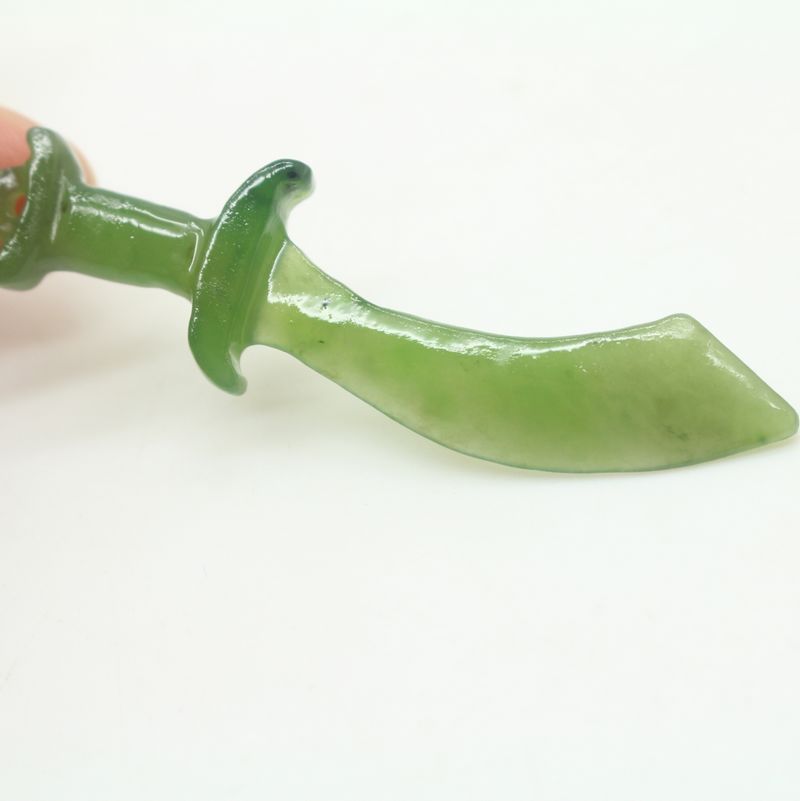 厂家直销天然真品和田碧玉屠龙宝刀玉石吊坠批发 南阳玉石批发网