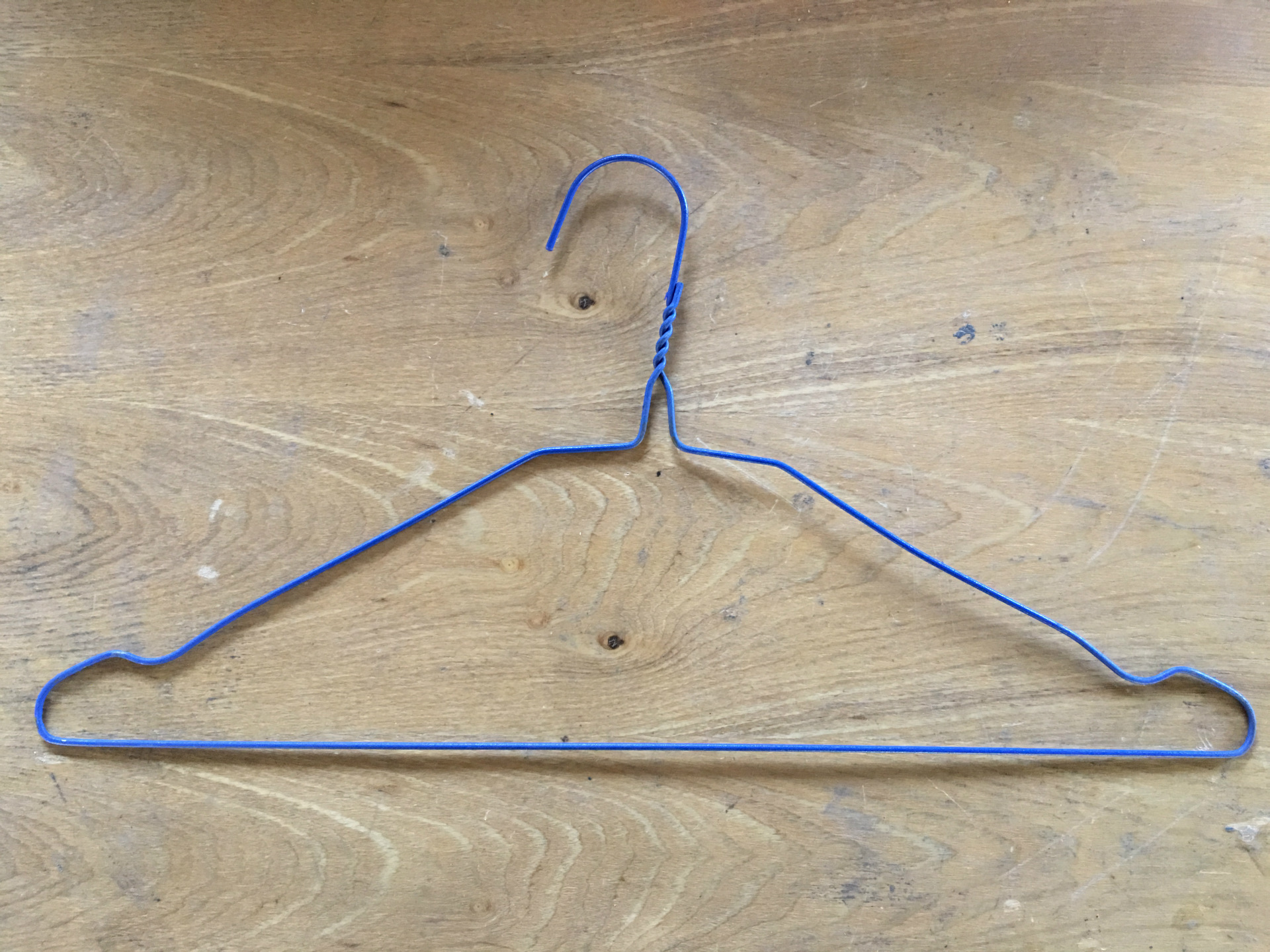 5mm蓝色磨砂喷塑衣架金属丝衣架干洗店一次性衣服挂铁丝衣架