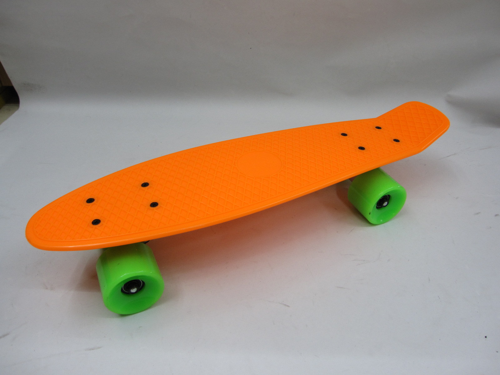 外贸新款单翘板pp材质塑料滑板  儿童22寸四轮滑板 小鱼板滑板