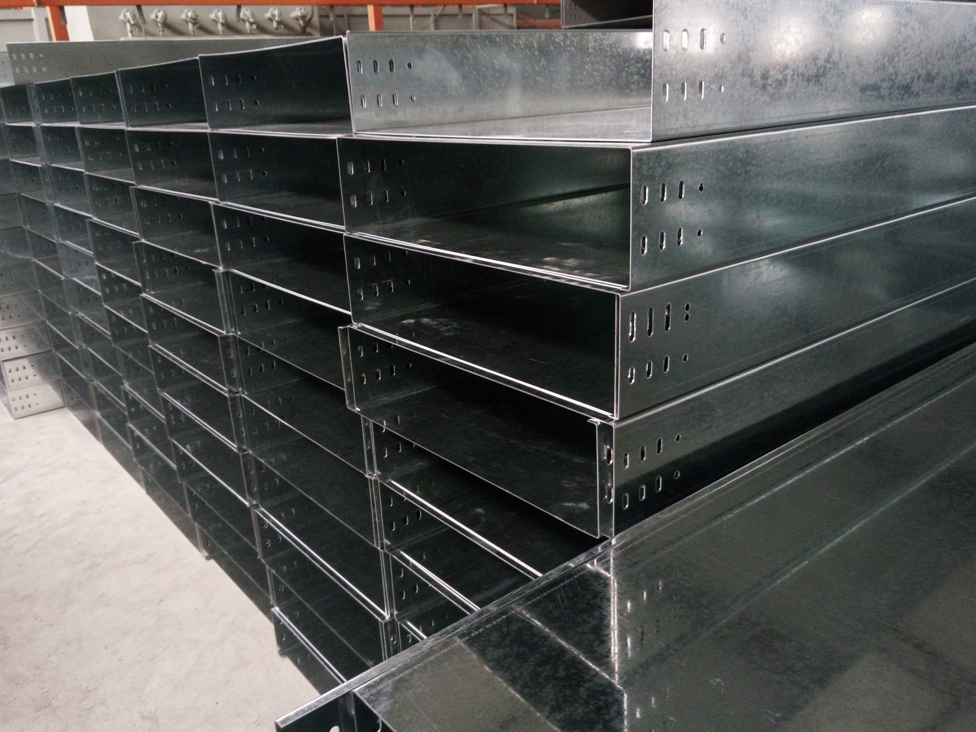 批发零售槽式电缆桥架优质镀锌桥架强弱电走线槽500x100