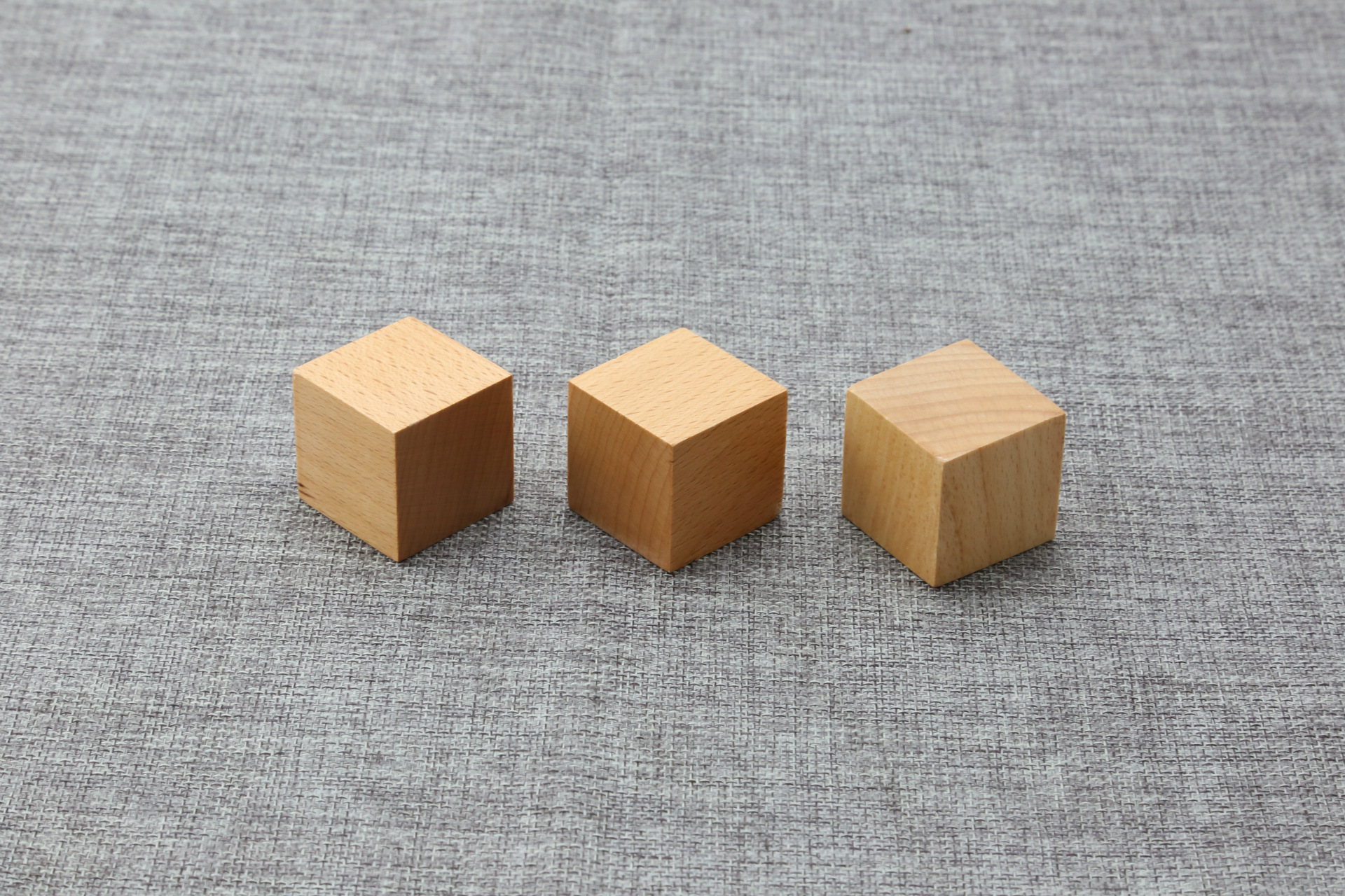 木质字母摆件榉木方块加工正方形木头定制方块底座橡胶木长方形方