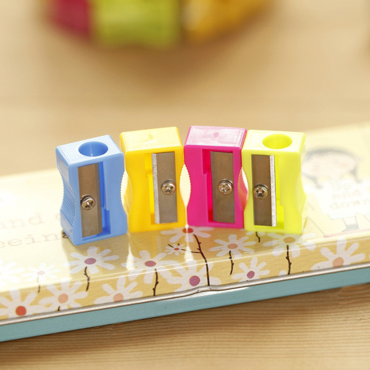 特价批发 糖果色迷你削笔刀简单实用儿童卷笔刀 削笔器