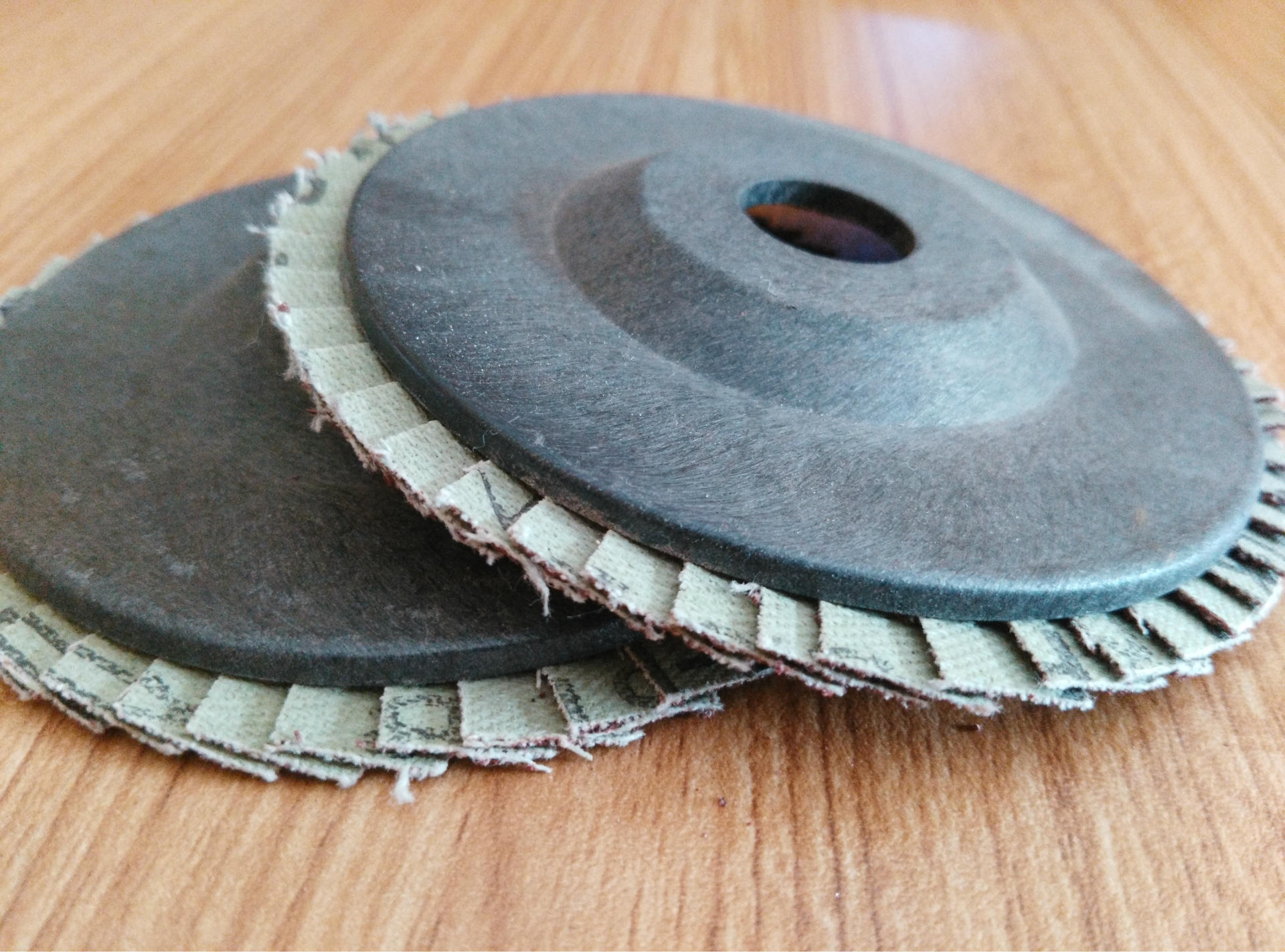 厂家直销100*16*52页塑盖百叶片抛光片打磨片平面砂布轮特价片