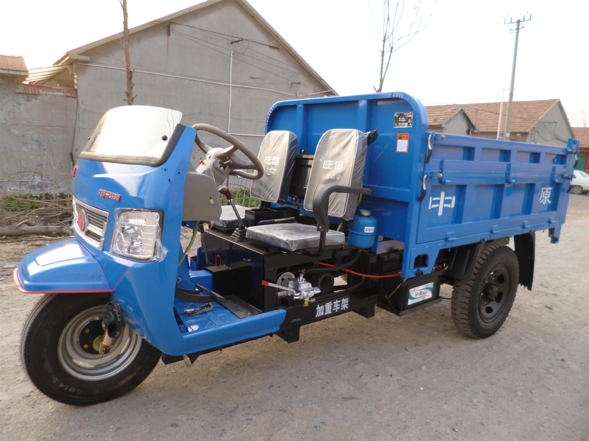 我厂根据用户要求设计生产了高配置半封闭农用三轮车,此三轮车配常柴