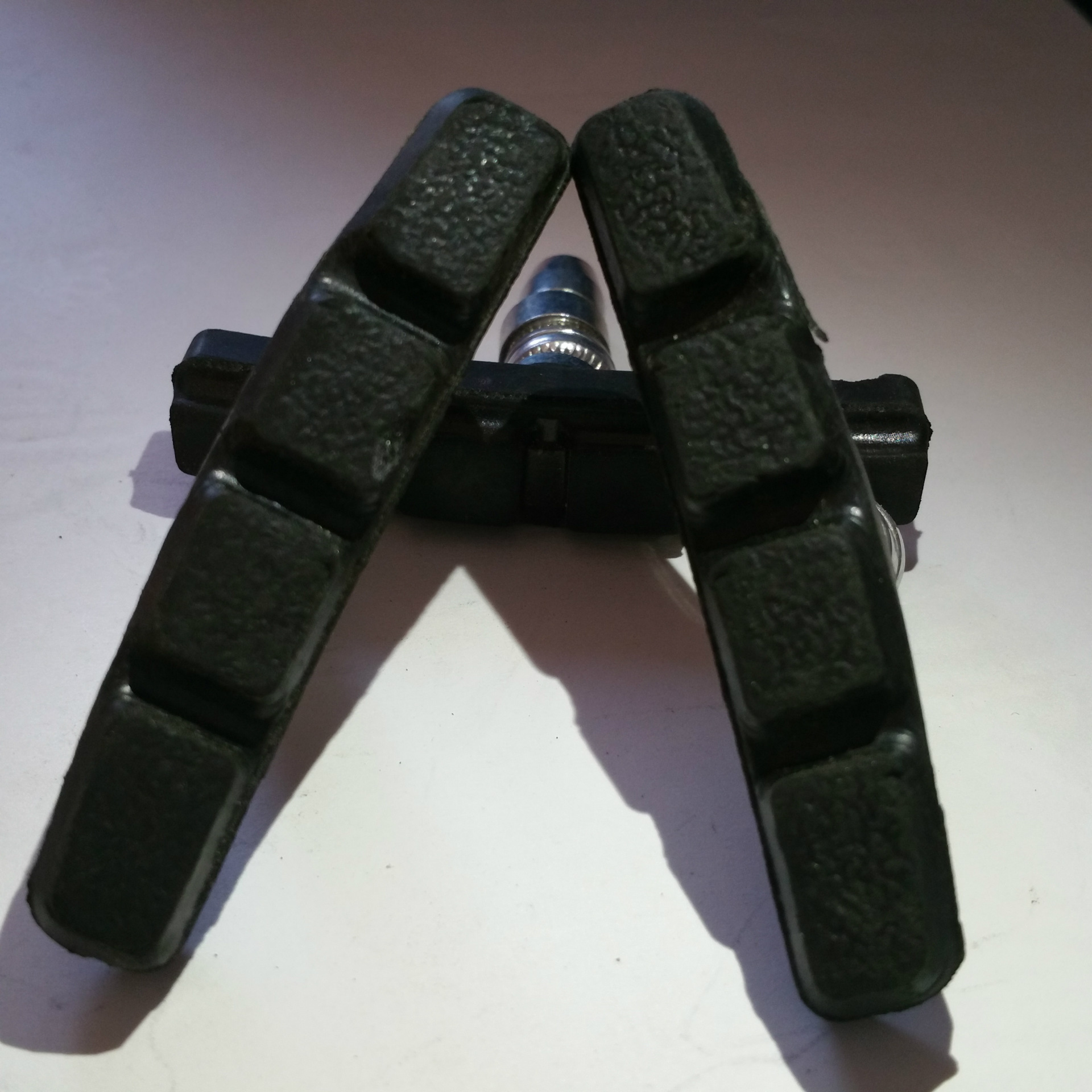 山地车v刹刹车皮 自行车通用防滑闸皮 带螺丝刹车皮单个价