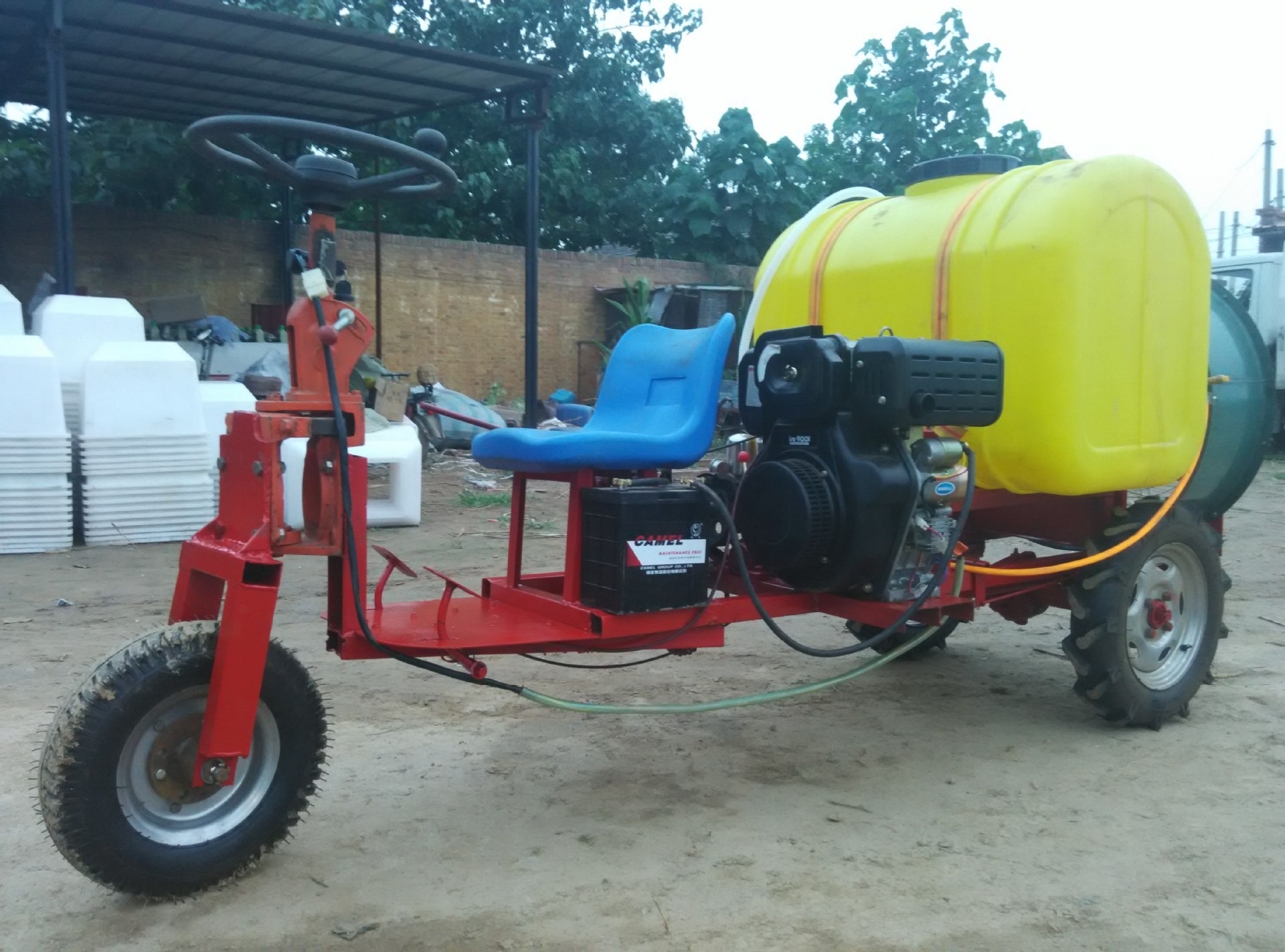 厂家供应新款葡萄自走式打药机,果树喷药机