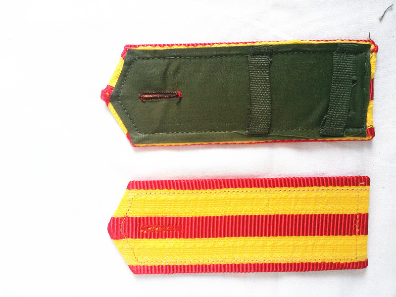 厂家低价批发学员硬肩章 学生肩章 迷彩服