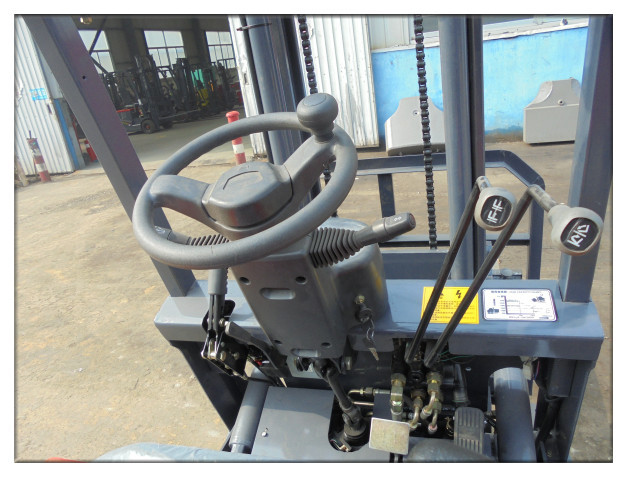 推山重工高效环保1.5吨电动叉车