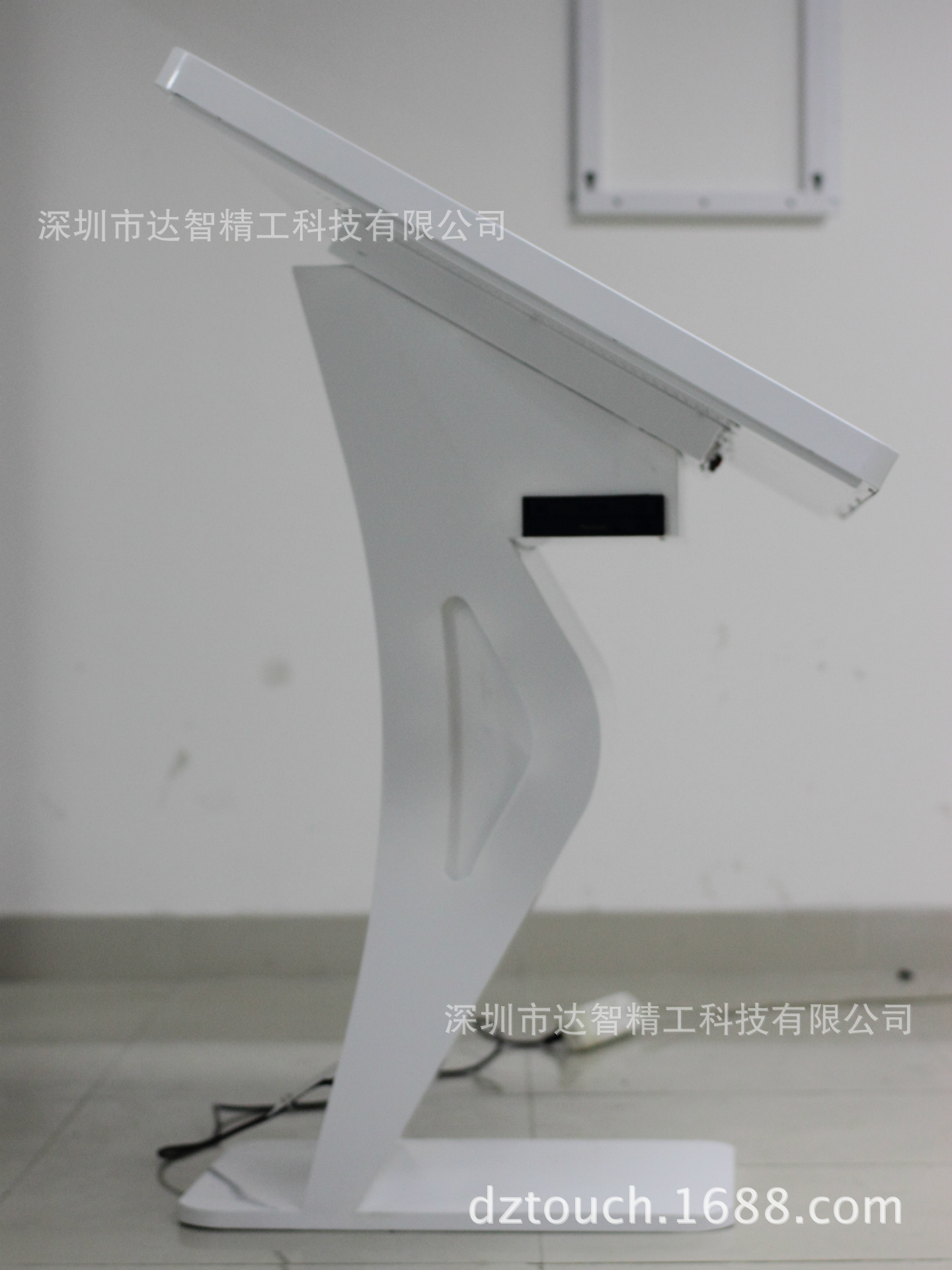 55寸白色铁壳带天鹅脚查询一体机6