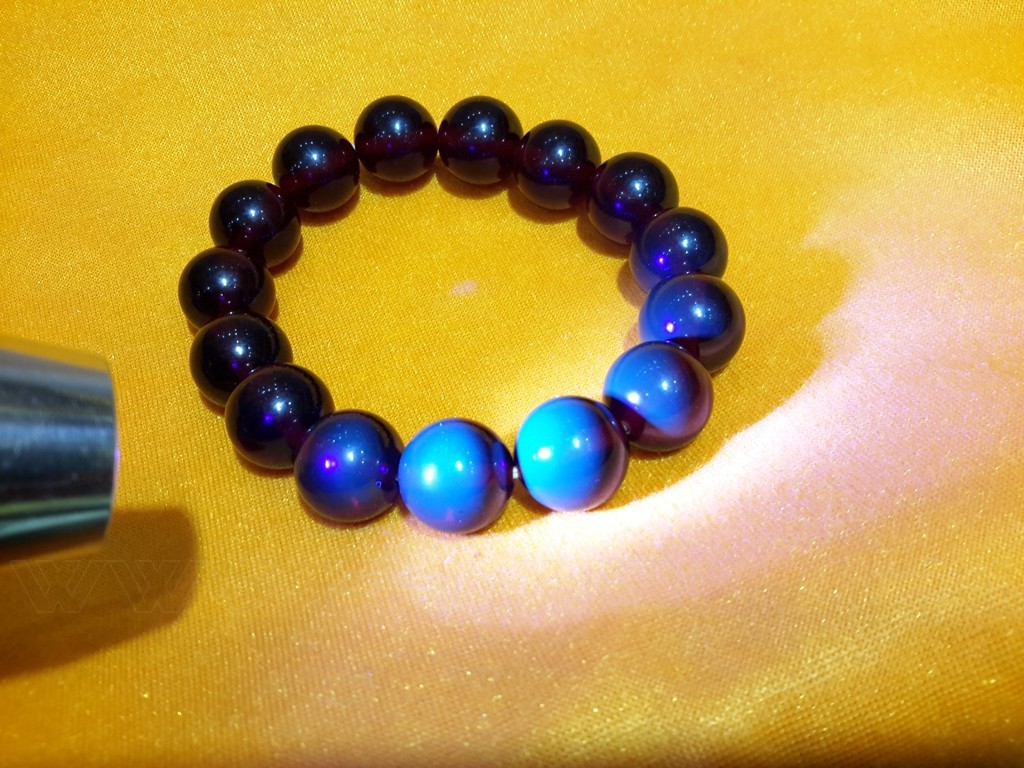 厂家**可定制多规格血珀手串 二代琥珀浮盐水反荧光手链批发