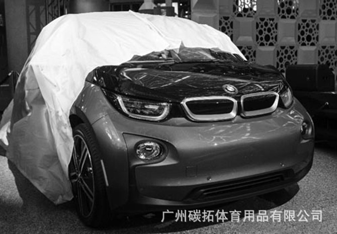 宝马i3在全铝车身框架结构的基础上使用了轻量级的碳纤维增强塑料车身