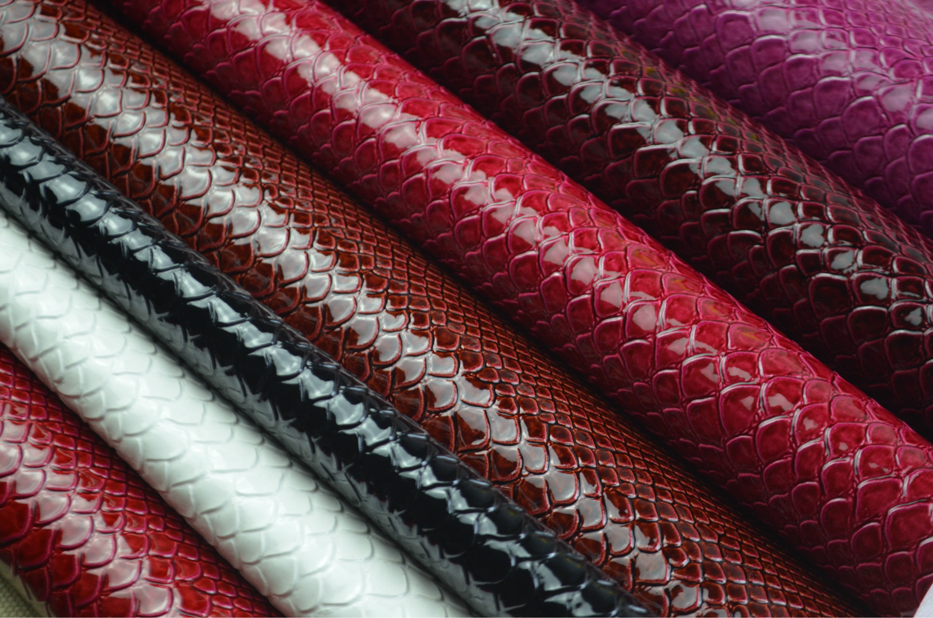 蟒蛇皮 蛇纹pvc皮革人造革 双色高光 箱包 包装材料 厂家现货