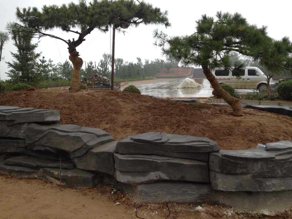 厂家直销水泥仿木栏杆假山假树现场制作质量保障适合商场洗浴广场