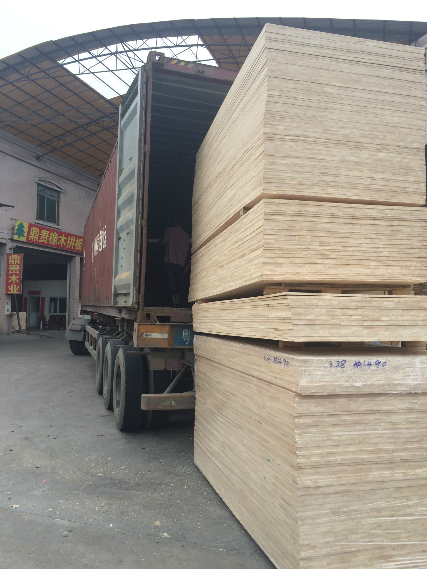 厂家大量供应橡胶木指接板 aa14mm 装修橡木板 木材板.