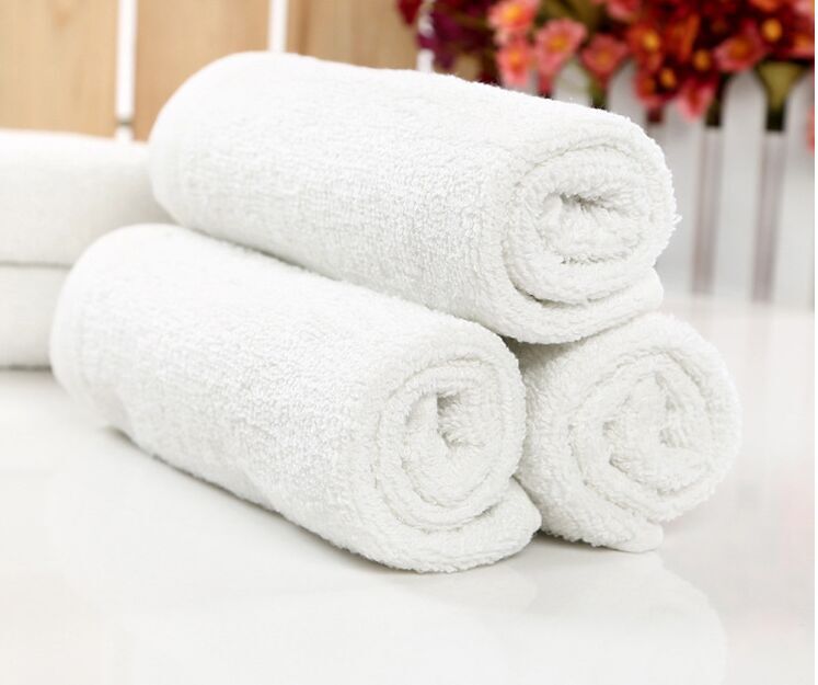 高温天气在街头作业的环卫工人脖子上的毛巾没干过