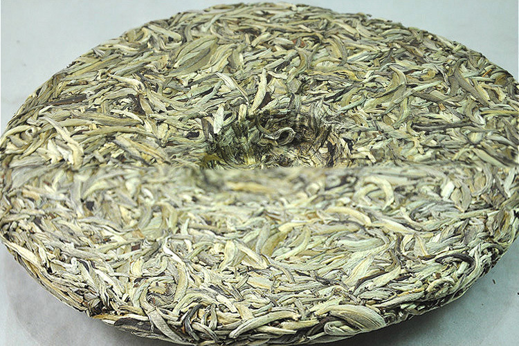 云南普洱茶生茶 景谷古树银芽月光白纯料大白毫357克茶饼包邮批发