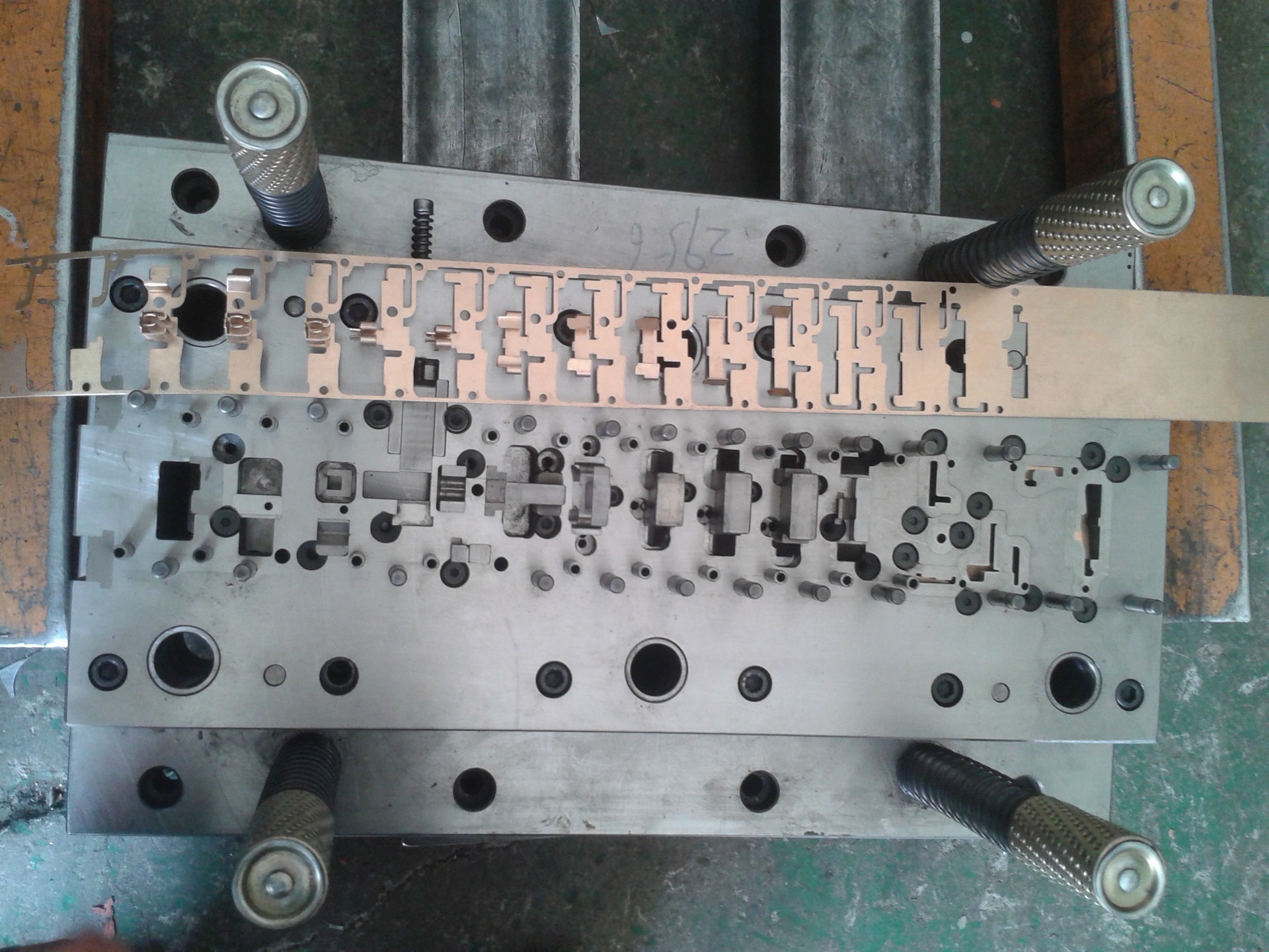 供应插座弹片连续冲压模具 五金级进模具 冲压连续模具 冲压模具
