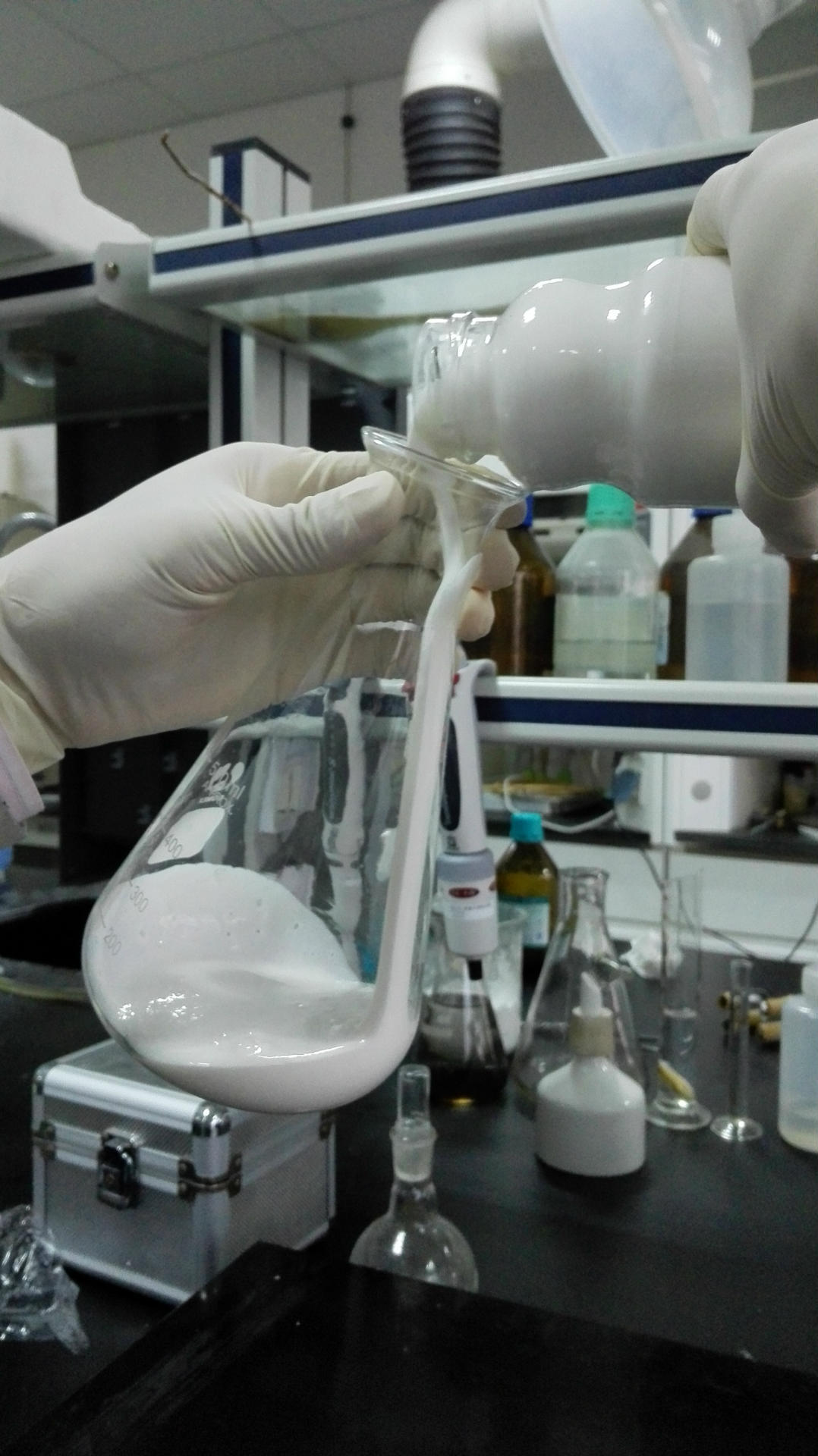 保持制品表面长期光亮;防止喷霜:针对乳胶,浅色及透明橡胶制品