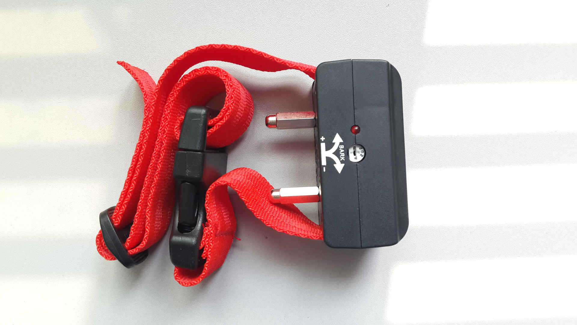 厂家直销宠物狗升级版止吠器 自动止吠器 电击声控止吠器bk209