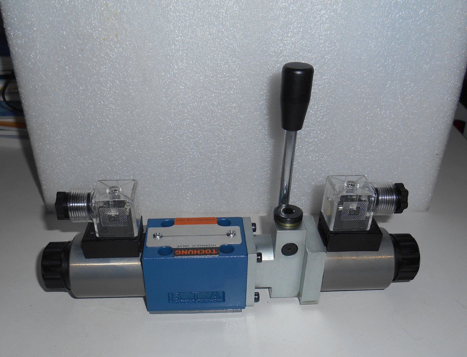 厂家供应附手动电磁换向阀dsm-02-3c4-d2