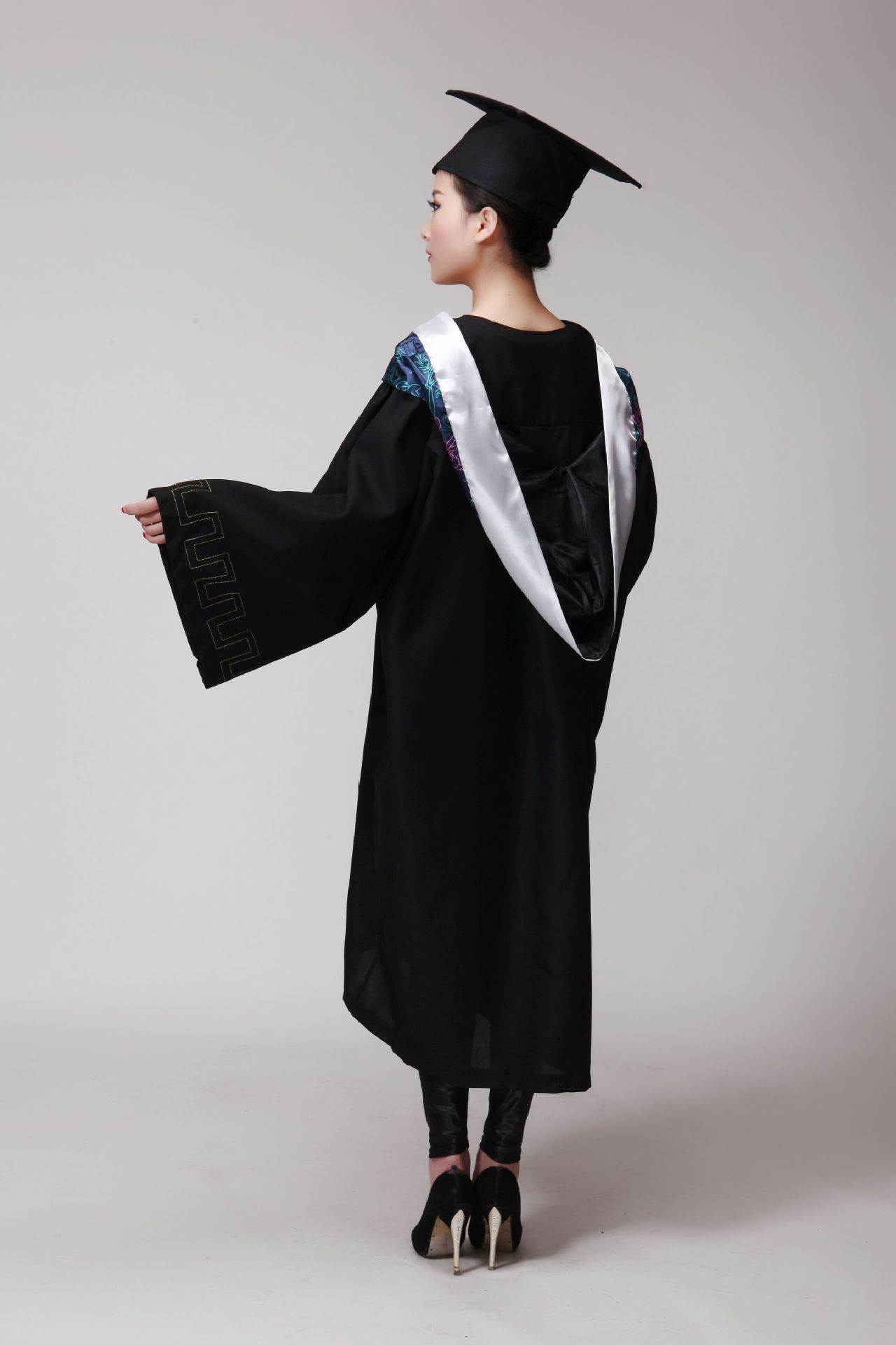 下面介绍一下学士服颜色的分类: 绿色:农学学士 灰色:管理学学士,经济