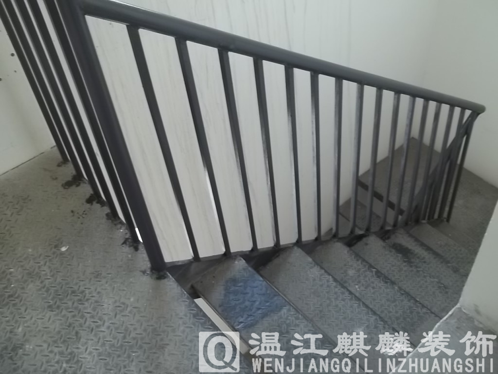 成都温江压花钢板钢结构跃层铁楼梯定制安装室外外置楼梯定制安装