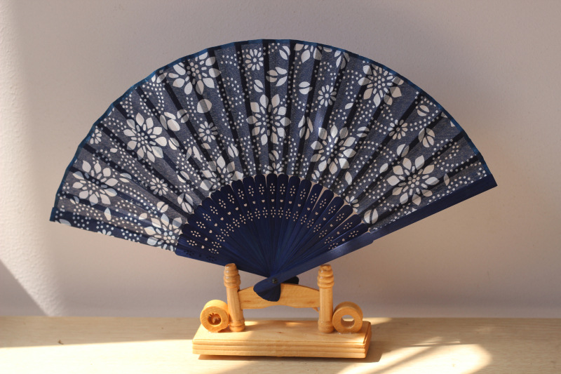 厂家批发蓝印花布扇子江南特色女士折扇 工艺扇子批发布扇 礼品扇