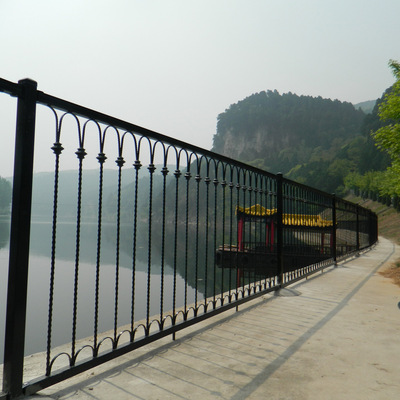 厂家直销 定做多样式电泳钢铁护栏 铁艺景区围栏
